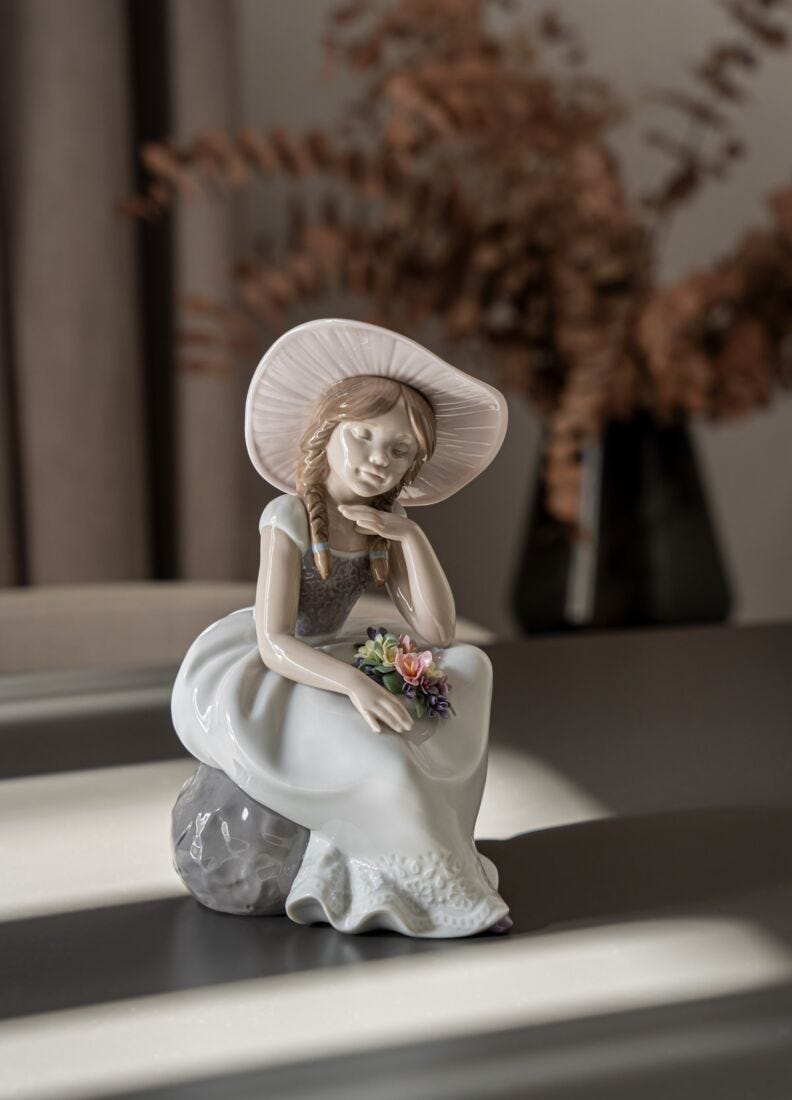 Escultura niña Llegó la primavera en Lladró