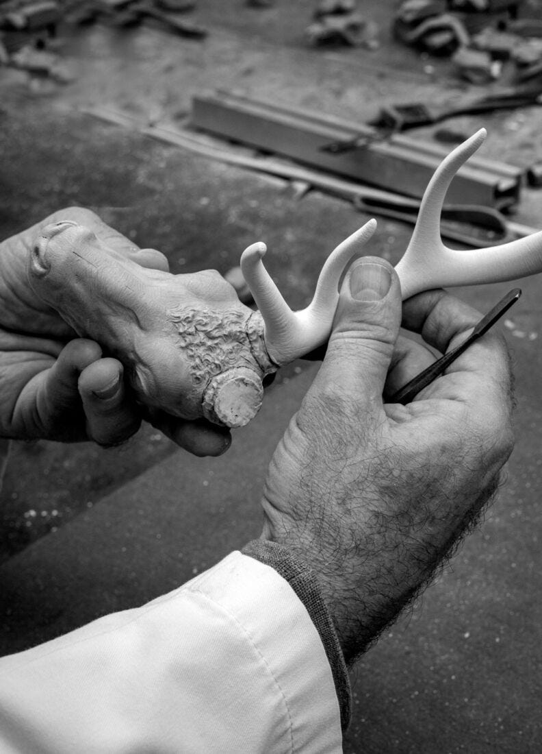 Scultura Cervo. Bianco-rame in Lladró