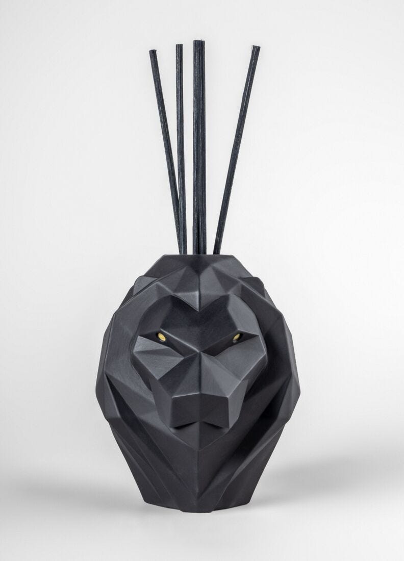 Lion perfume diffuser. Unbreakable spirit Scent in Lladró