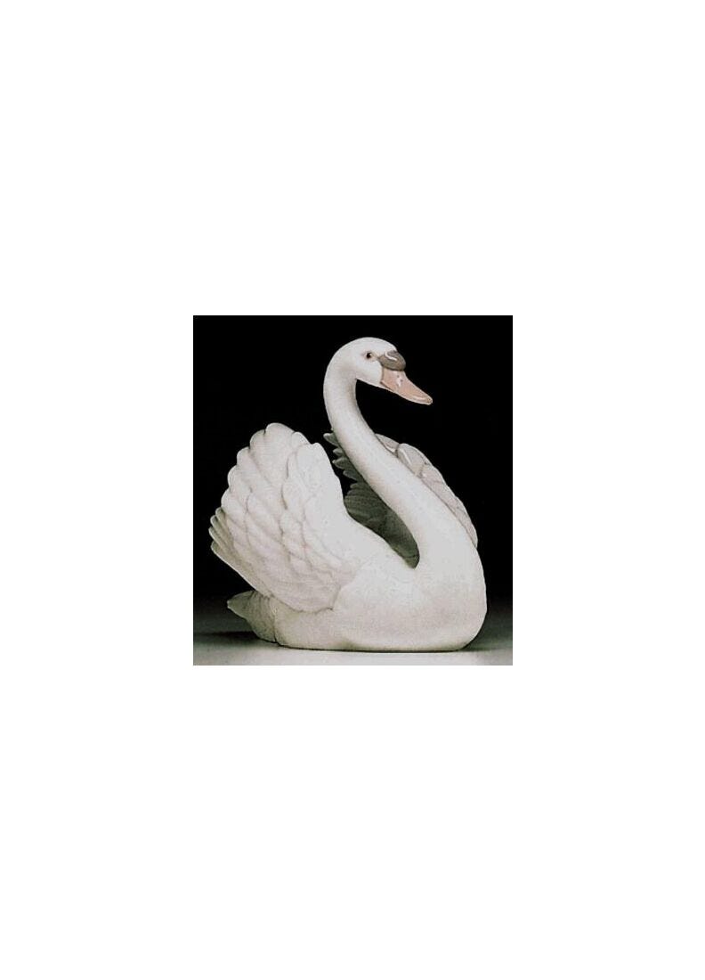 SWAN WITH WINGS SPREAD Matte