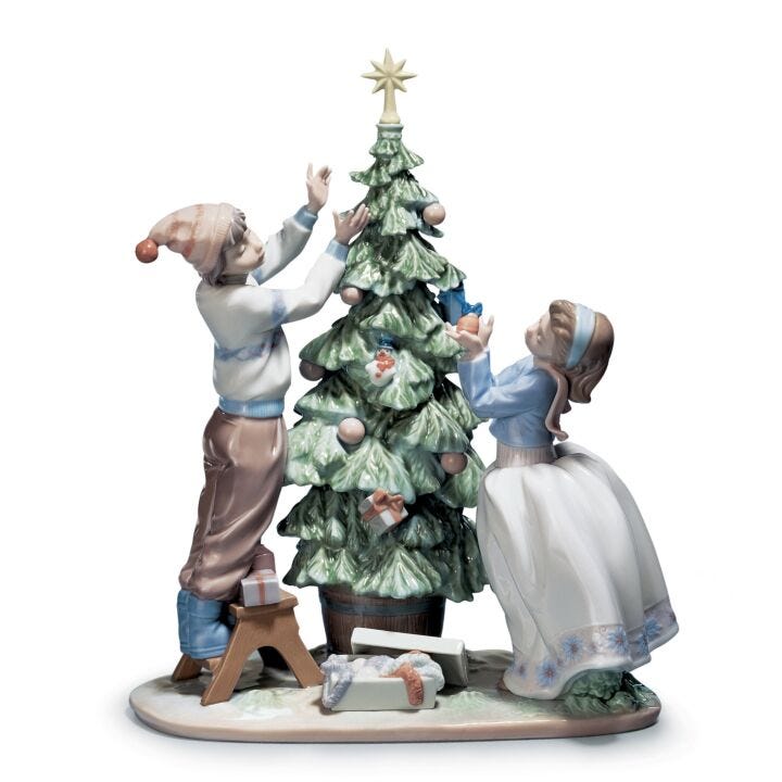 Figura niños Arreglando el árbol de Navidad en Lladró