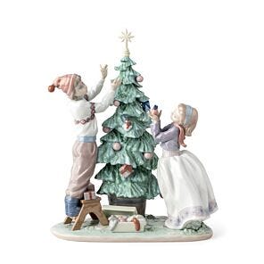 Figura niños Arreglando el árbol de Navidad