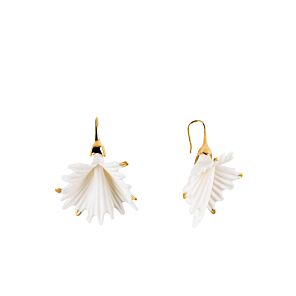 Pendientes cortos Actinia. Blanco y lustre oro