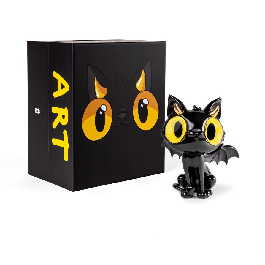 Escultura Little Devil Cat junto con el packaging que la guarda