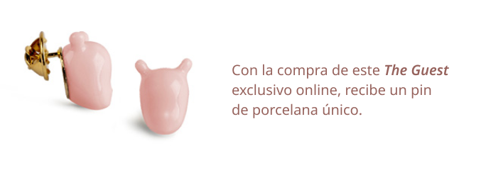 Pin exclusivo con la compra del nuevo de The Pink Guest